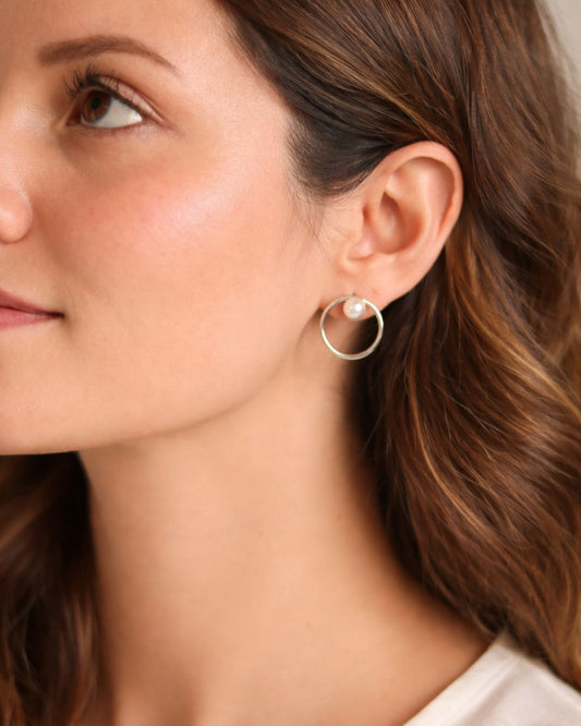 Aros de Plata con Perlas de Río para mujer. Diseño versátil y delicado.
