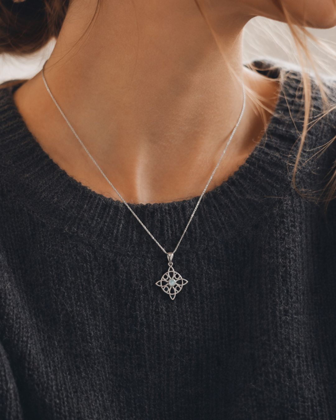 Cadena de Plata con Colgante de Nudo de Brujas para protección
