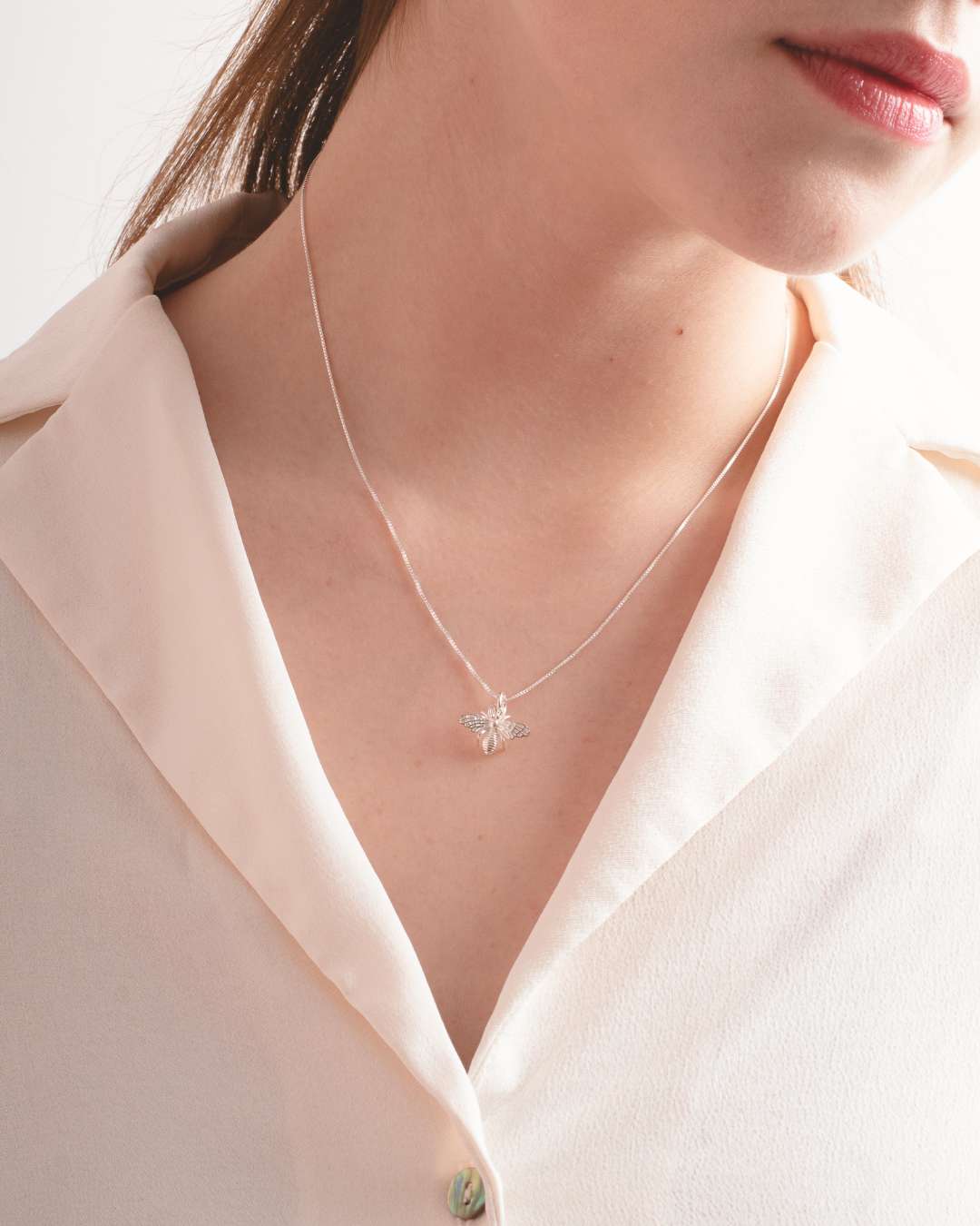 Collar Plata Bee