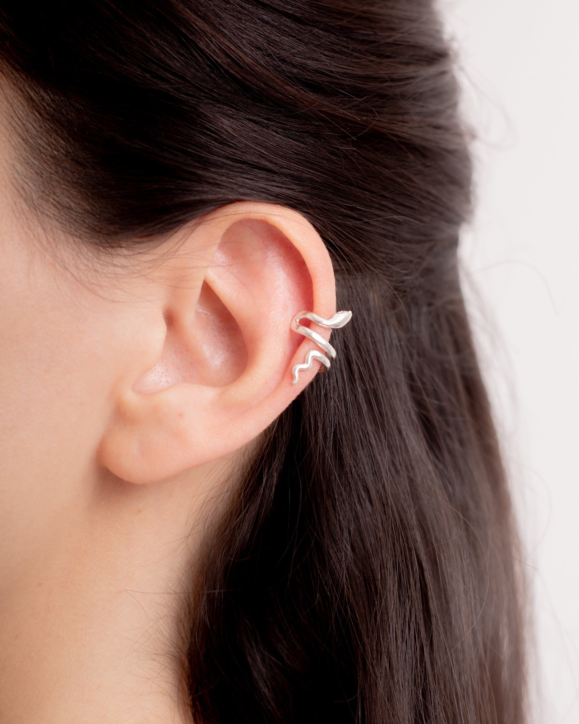 Aro tipo ear cuff plata con diseño de serpiente. Joyeria Providencia.