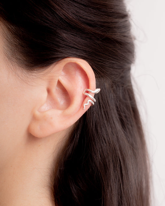 Aro tipo ear cuff plata con diseño de serpiente. Joyeria Providencia.